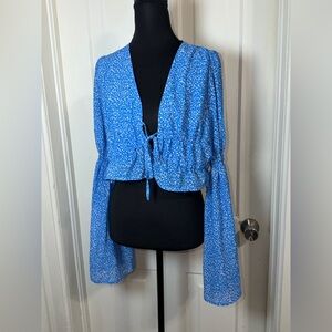 NWOT size 8 Missguided Blue Floral Blouse‎ with Bell Sleeves, crop top, blouse
